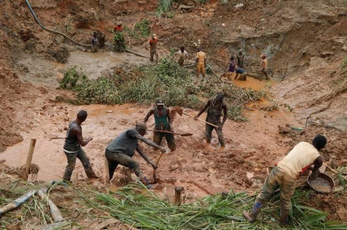 Кустарная добыча золота в Конго (18 фото)