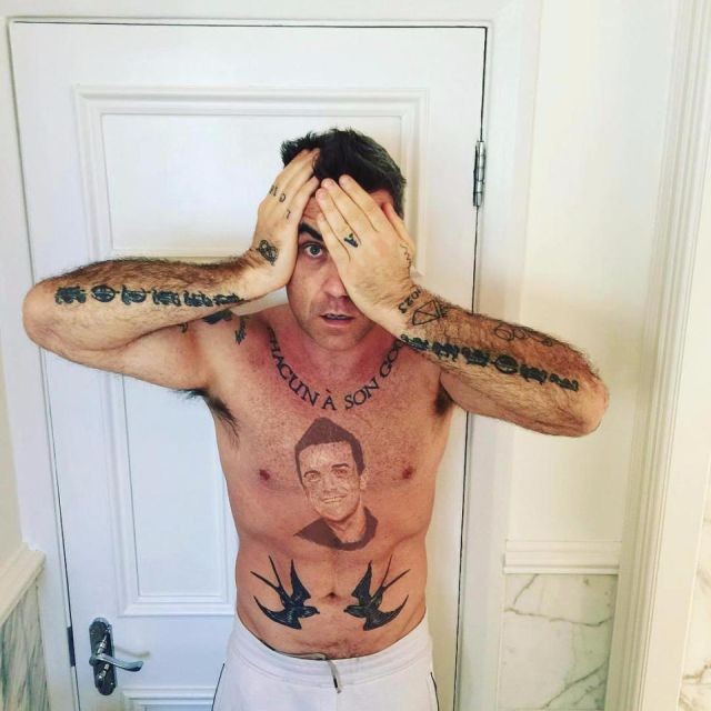 Робби Уильямс удивил фанатов новым тату (2 фото)