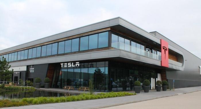 Первый завод Tesla в Европе (8 фото)