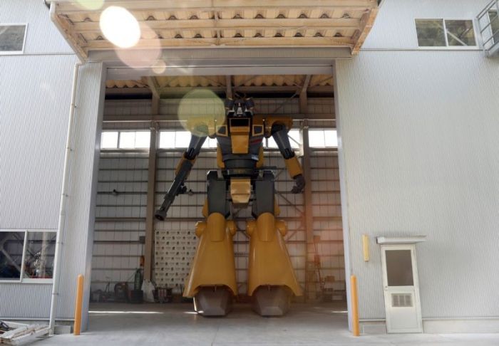 Японец собрал 7-тонного робота с пушкой (15 фото)