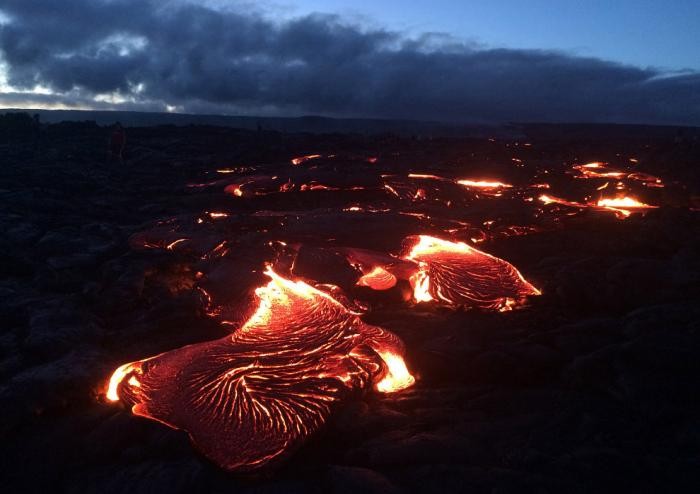 Потоки лавы из вулкана Килауэа на Гавайях (19 фото)