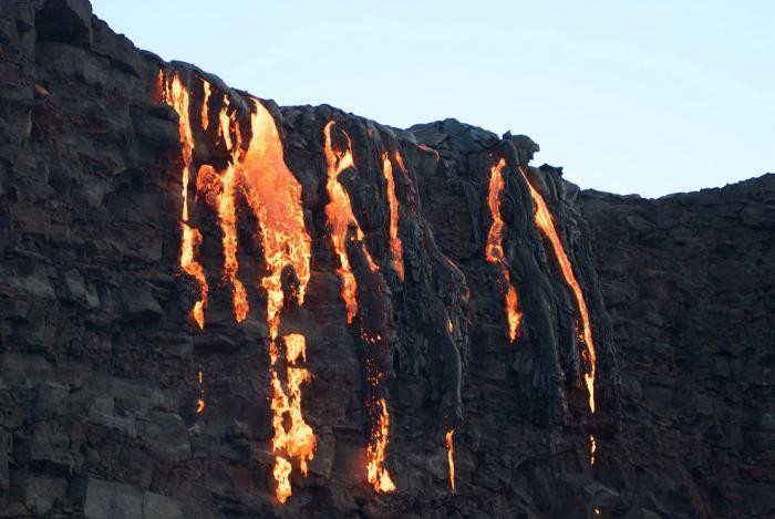 Потоки лавы из вулкана Килауэа на Гавайях (19 фото)