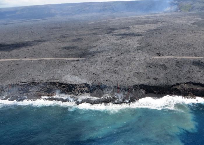 Потоки лавы из вулкана Килауэа на Гавайях (19 фото)