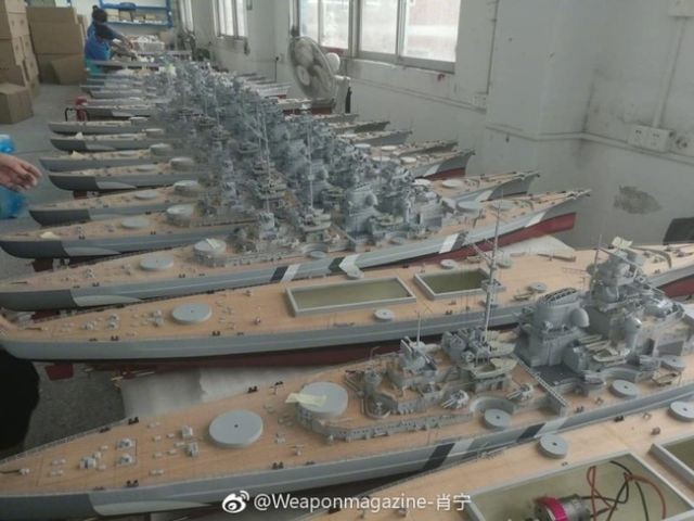 Производство радиоуправляемых моделей кораблей (9 фото)