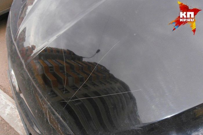 10-летняя девочка поцарапала 6 автомобилей (3 фото)