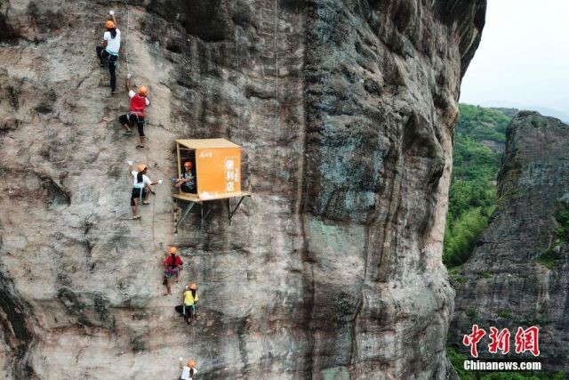 В Китае открыли ларек на скале (4 фото)