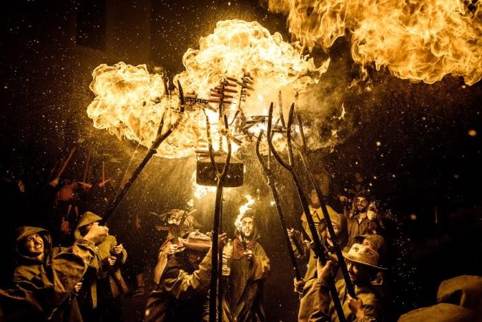Дыхание огнем и испанский праздник Санта-Текла (12 фото)