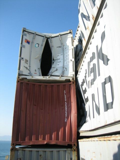 Последствия сильного шторма для контейнеровоза (11 фото)