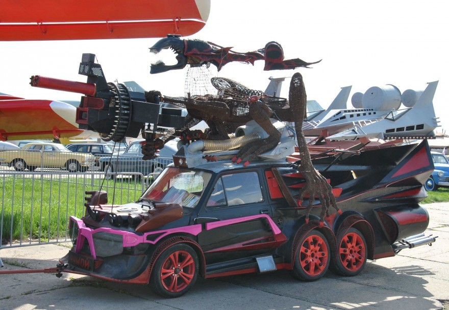 Жутковатый шестиколесный автомобиль-монстр (7 фото)