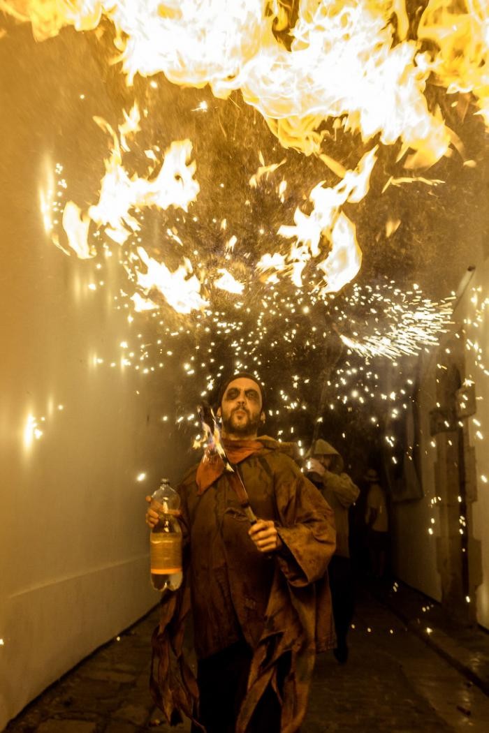 Дыхание огнем и испанский праздник Санта-Текла (12 фото)