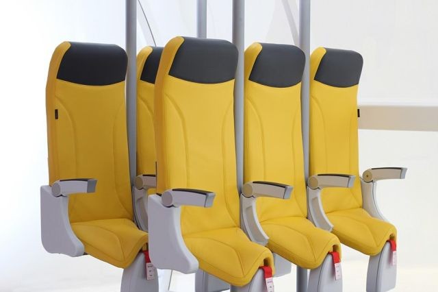 Итальянцы разработали стоячие кресла для самолетов (5 фото)