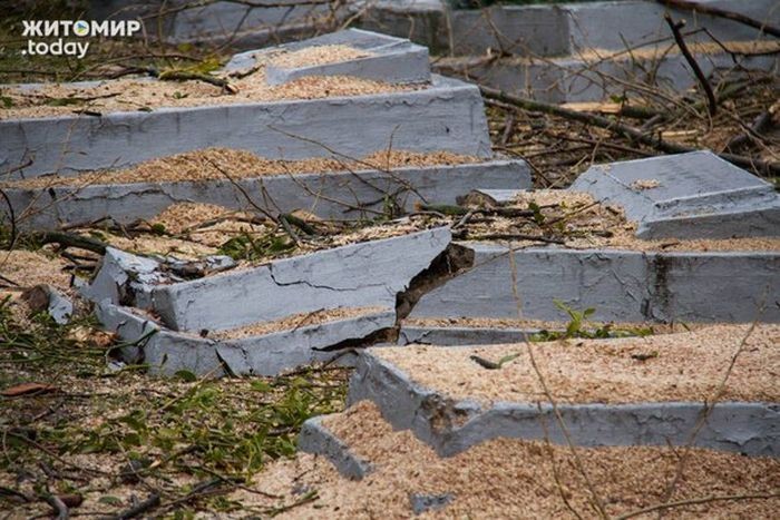 Работники ЖКХ, разрушили надгробия погибших в ВОВ солдат (10 фото)