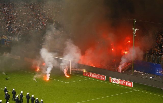 Фанаты ФК «Гамбург» устроили беспорядки после вылета (11 фото)