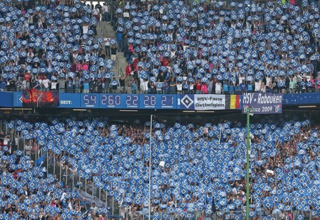 Фанаты ФК «Гамбург» устроили беспорядки после вылета (11 фото)