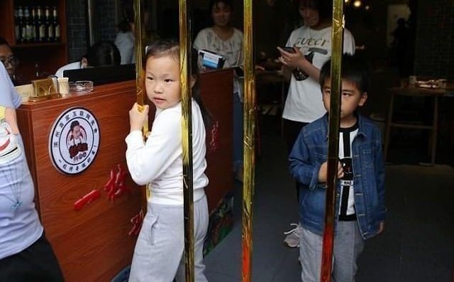 Китайский ресторан обещает бесплатно накормить худых клиентов (6 фото)