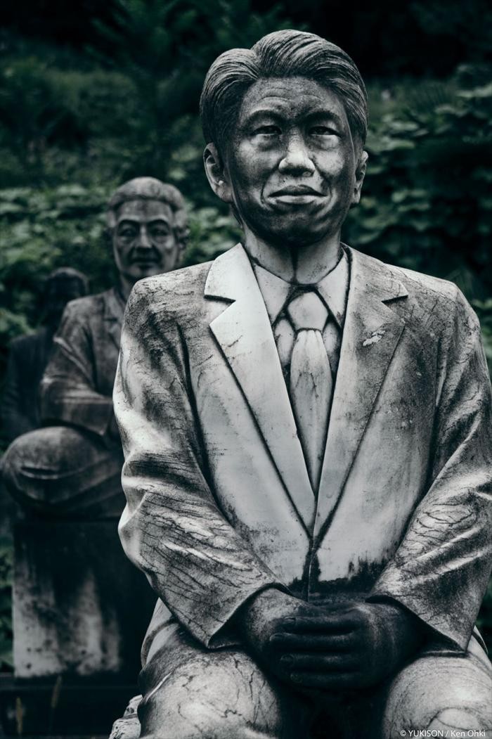 Жутковатая японская деревня, где живут одни статуи (14 фото)