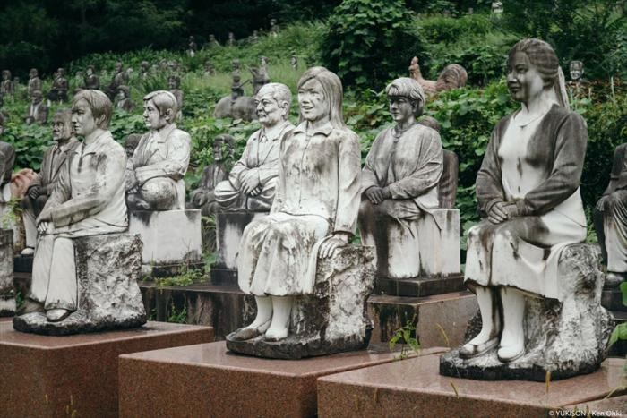 Жутковатая японская деревня, где живут одни статуи (14 фото)