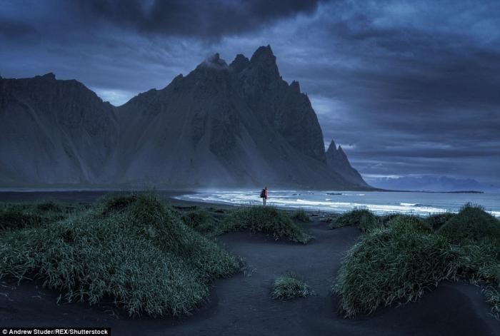 Крошечный человек на фоне грандиозных пейзаж (18 фото)