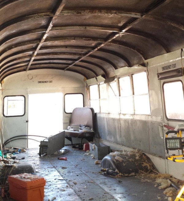 Пристанище холостяка внутри старого автобуса (16 фото)