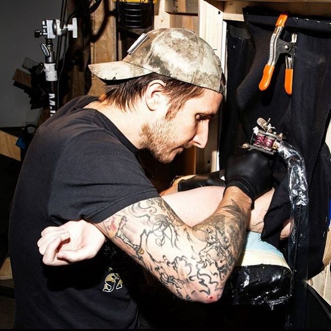Популярный тату-мастер сам выбирает содержание татуировок (11 фото)