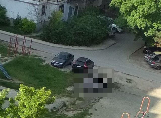 В Симферополе поджигают неправильно припаркованные автомобили (4 фото)