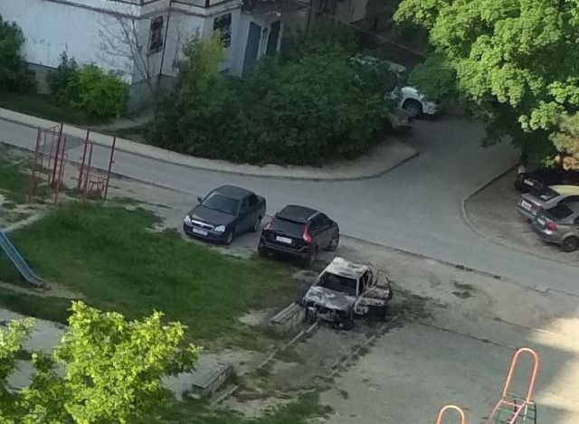 В Симферополе поджигают неправильно припаркованные автомобили (4 фото)