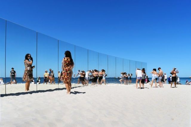 Зеркальный "остров" на австралийском пляже (8 фото)