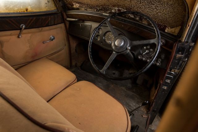 В Нью-Йорке нашли три забытых раритетных авто (12 фото)