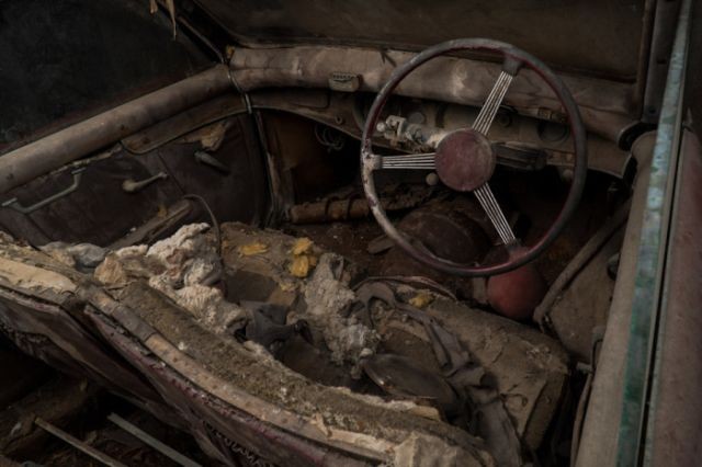 В Нью-Йорке нашли три забытых раритетных авто (12 фото)