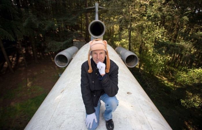 Американец 15 лет живет в самолете посреди леса (7 фото)