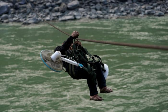 Жители деревни используют зиплайн для переправы через реку (17 фото)