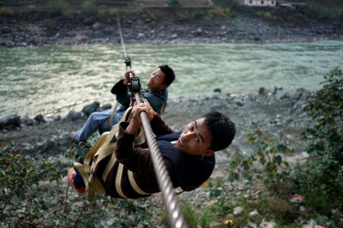 Жители деревни используют зиплайн для переправы через реку (17 фото)