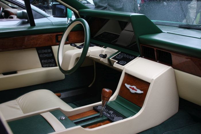 Салон уникального Aston Martin напоминает кабину самолета (5 фото)