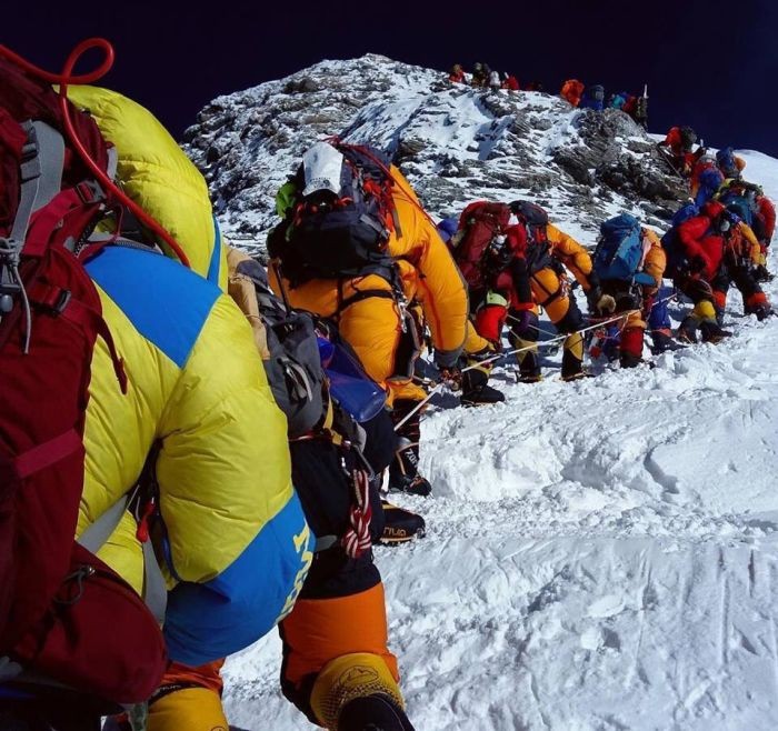 Как Эверест превращается в свалку (12 фото)