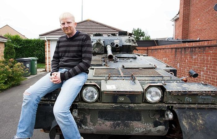 Джеф Вулмер купил танк CVRT «Скорпион» на интернет-аукционе (6 фото)
