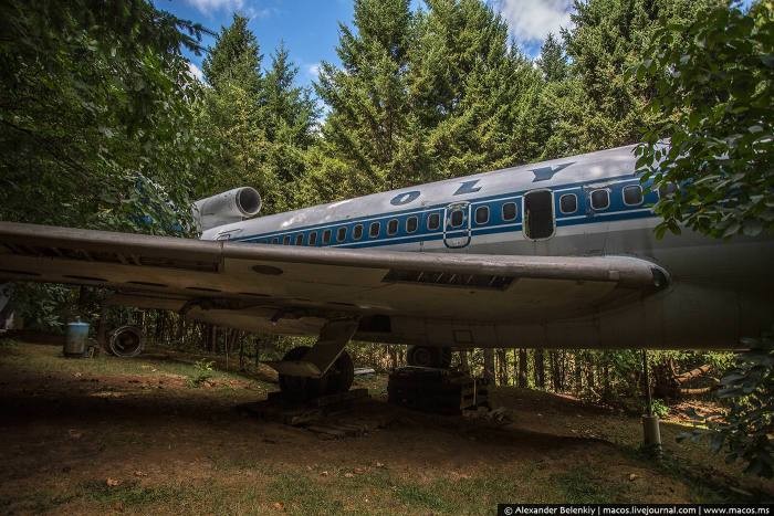 Отшельник живет в списанном самолете Boeing 727 посреди леса (28 фото)