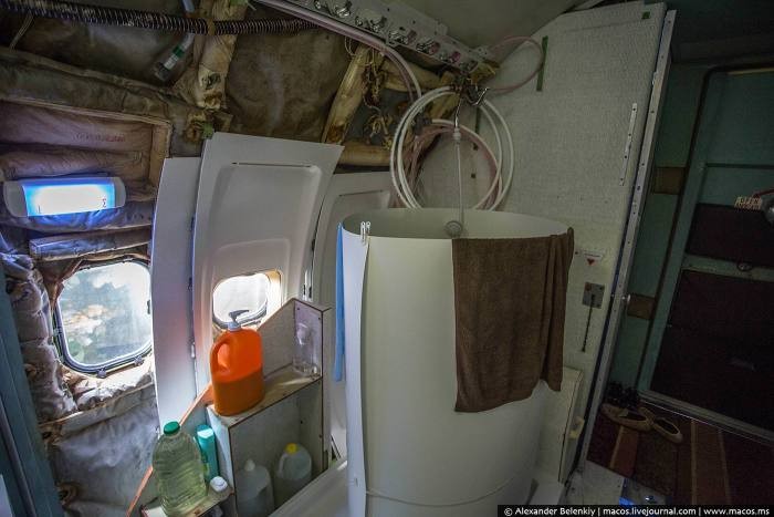 Отшельник живет в списанном самолете Boeing 727 посреди леса (28 фото)