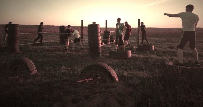 Деревенские парни сами построили спортивную площадку (15 фото)