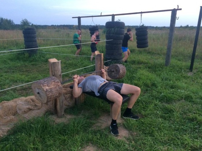 Деревенские парни сами построили спортивную площадку (15 фото)