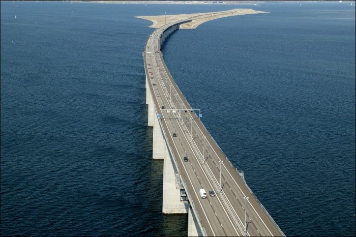 Уникальный мост через пролив Эресун (6 фото)