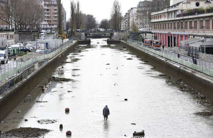 Необычные находки на дне канала Сен-Мартен в Париже (21 фото)
