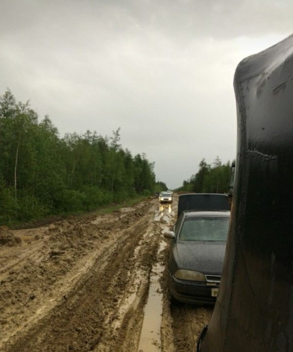 Грязевая ловушка на российской трассе (2 фото)