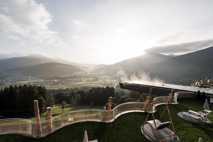Отель с бассейном на высоте 50 метров в Италии (15 фото)