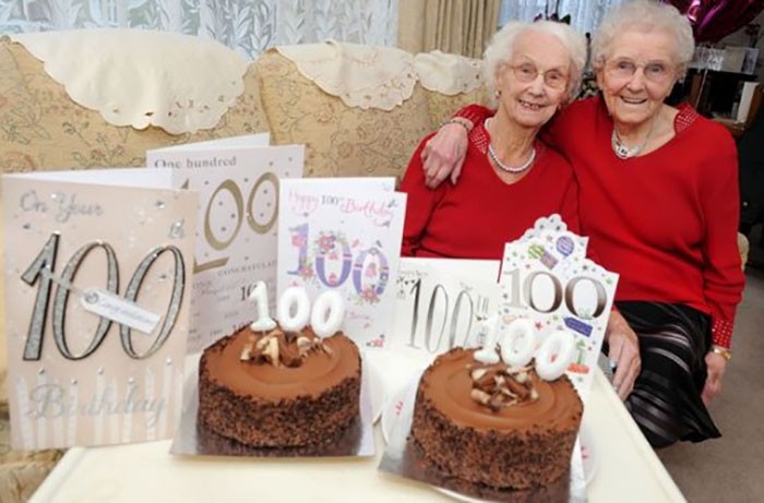 Двойняшки, отпраздновавшие 100-летний юбилей (10 фото)