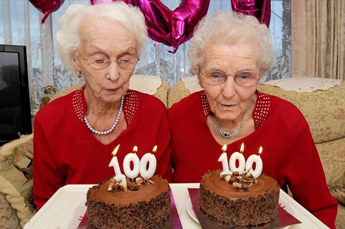 Двойняшки, отпраздновавшие 100-летний юбилей (10 фото)