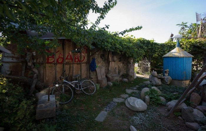 Белорус построил уникальный дом из мусора (8 фото)
