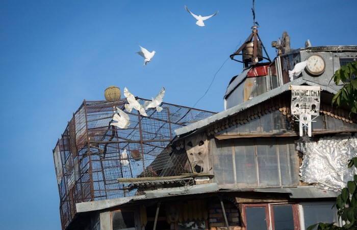 Белорус построил уникальный дом из мусора (8 фото)