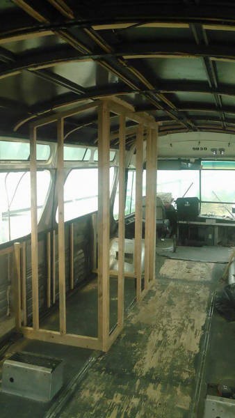 Дом на колесах в старом автобусе (21 фото)