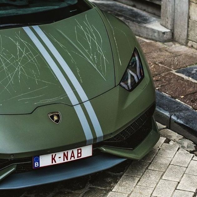Вандалы повредили суперкар Lamborghini Huracan Avio (4 фото)