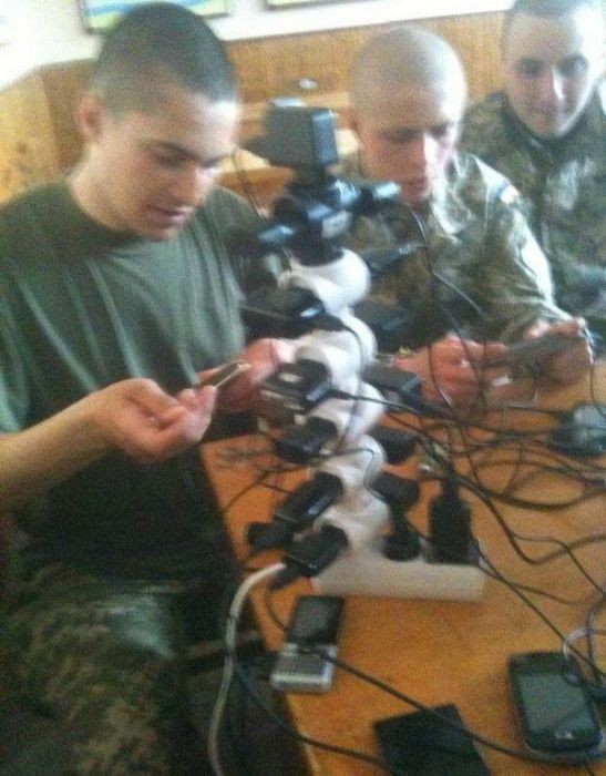 Как заряжают смартфоны в армии (13 фото)